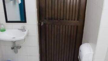 Căn hộ, 1 phòng ngủ | Phòng tắm | Buồng tắm vòi sen, đồ dùng nhà tắm miễn phí, xà phòng, dầu gội