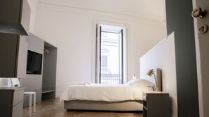 Suite, balkong | Sengetøy av topp kvalitet, minibar, skrivebord og lydisolert
