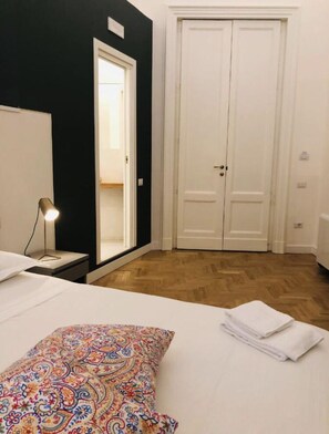 Suite, balcón | Ropa de cama de alta calidad, minibar, decoración individual