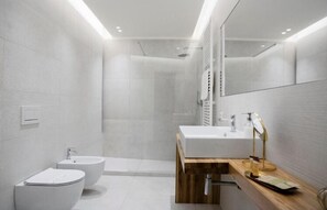 Suite, balcón | Baño | Ducha y cabezal de ducha tipo lluvia