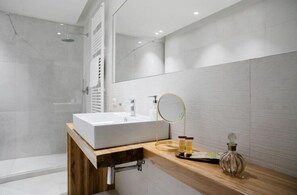 Suite, Balcony | Bathroom | Shower, rainfall showerhead, free toiletries, hair dryer - Teatro Suites Rooms (Catania)