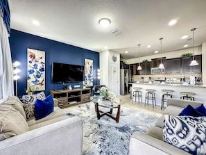 TV - 2 MASTER SUITES, MARVEL SUPER HEROES ROOM, NO CARPET, RESORT COMMUNITY,  FREE WIFI, BBQ! (Kissimmee)