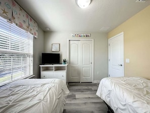 5 bedrooms, iron/ironing board, WiFi (free), bed sheets - 5BR Windsor Townhome | Private Splash Pool | 2 King Suites | BBQ | Dog Friendly (Kissimmee)