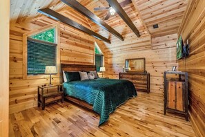 4 bedrooms, WiFi, bed sheets - 5 Acres to Roam | Stocked Game Room + Wet Bar  | Our Place to Paws (Lansing)