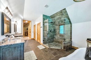Baignoire et douche séparées, séchoir à cheveux, serviettes fournies