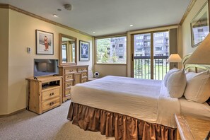 3 chambres, bureau, fer et planche à repasser, lit de bébé portatif
