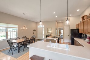 Kylskåp, mikrovågsugn, ugn och spishäll