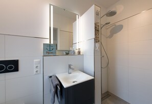 Bathtub, hair dryer - Child-friendly "Traumstuuv", e-charging station at the house, handcart, close to the beach (Dangast)