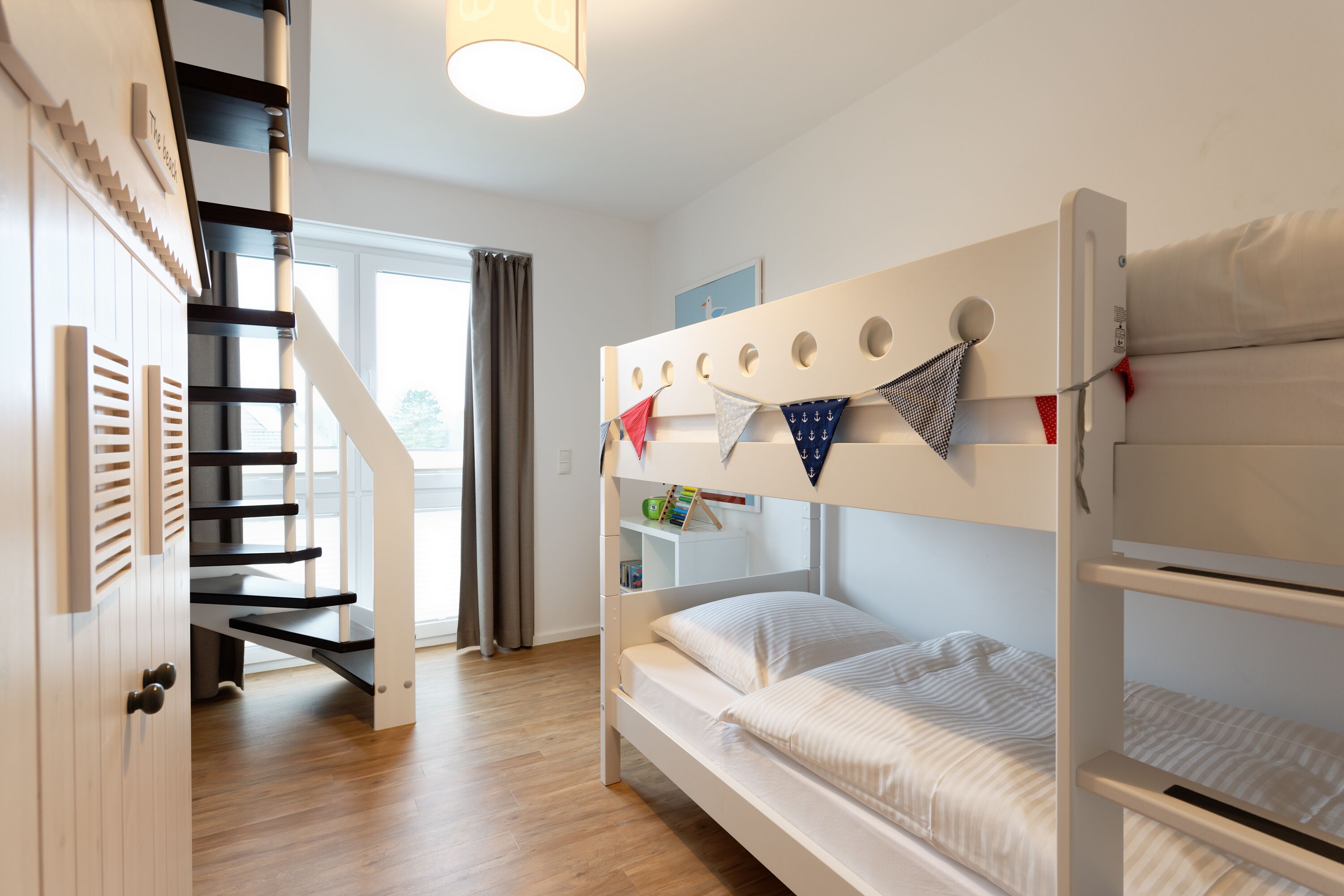 3 quartos, cofres nos quartos, ferros/tábuas de passar roupa