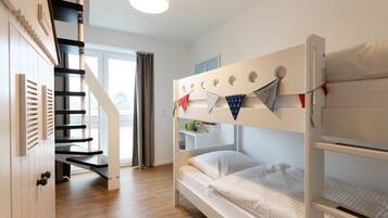 3 quartos, cofres nos quartos, ferros/tábuas de passar roupa