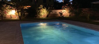 Villa with private pool, very quiet, beautiful garden, very close to the beach.
