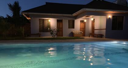 Villa con piscina privada, muy tranquila, bonito jardín, muy cerca de la playa.