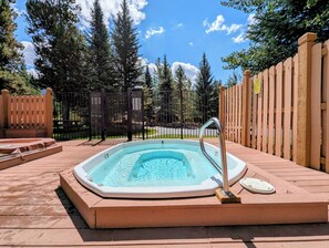 Outdoor spa tub - Ground-floor unit with private garage (Keystone)