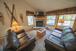 TV, fireplace - Ground-floor unit with private garage (Keystone)
