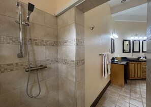 Ducha, secador de pelo, toallas y jabón