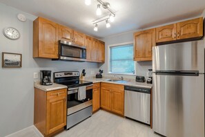 Fridge, microwave, oven, stovetop - Five-Star Location! Near Everywhere You Want to Be (Indian Rocks Beach)