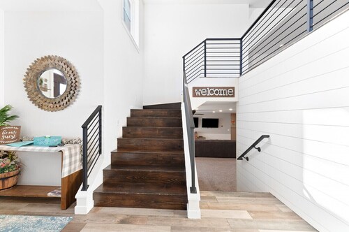 Roof Top Deck-Hot Tub-Steam Shower-Arcade Games-4car Garage-Chef`s Kitchen