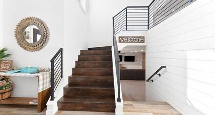 Roof Top Deck-Hot Tub-Steam Shower-Arcade Games-4car Garage-Chef`s Kitchen