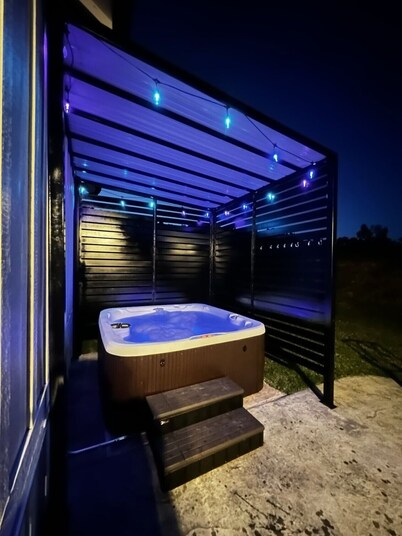 Roof Top Deck-Hot Tub-Steam Shower-Arcade Games-4car Garage-Chef`s Kitchen