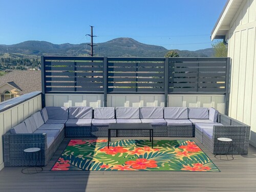 Roof Top Deck-Hot Tub-Steam Shower-Arcade Games-4car Garage-Chef`s Kitchen