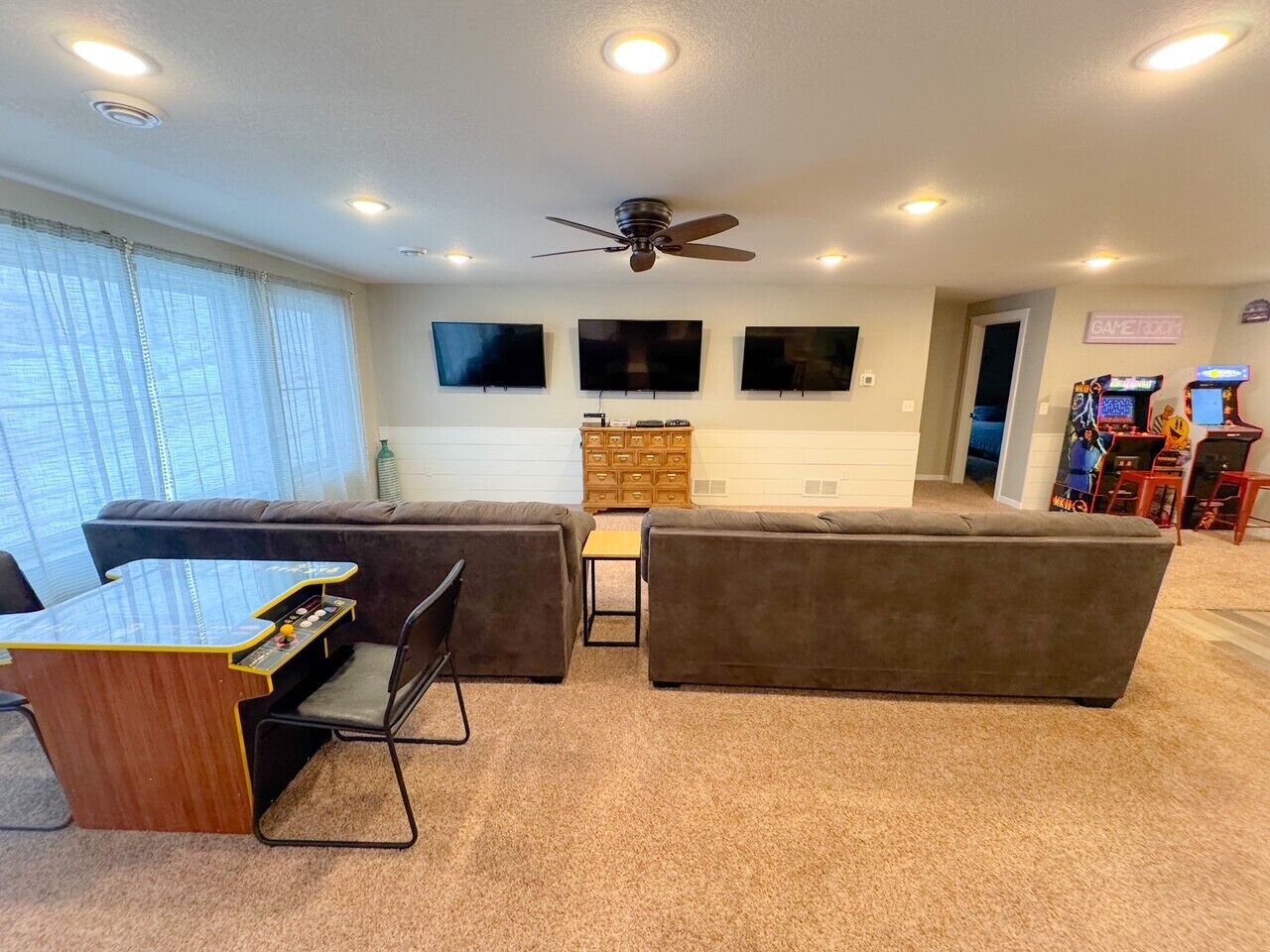 TV connectée, cheminée, jeux vidéo, livres