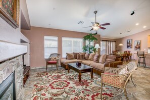 Een televisie, een open haard, boeken en een kantoor