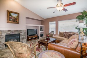 Een televisie, een open haard, boeken en een kantoor