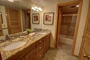 Hair dryer, towels - Family-Friendly Escape | Balcony & Scenic Views (Keystone)
