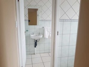 Een douche, gratis toiletartikelen, pantoffels, handdoeken