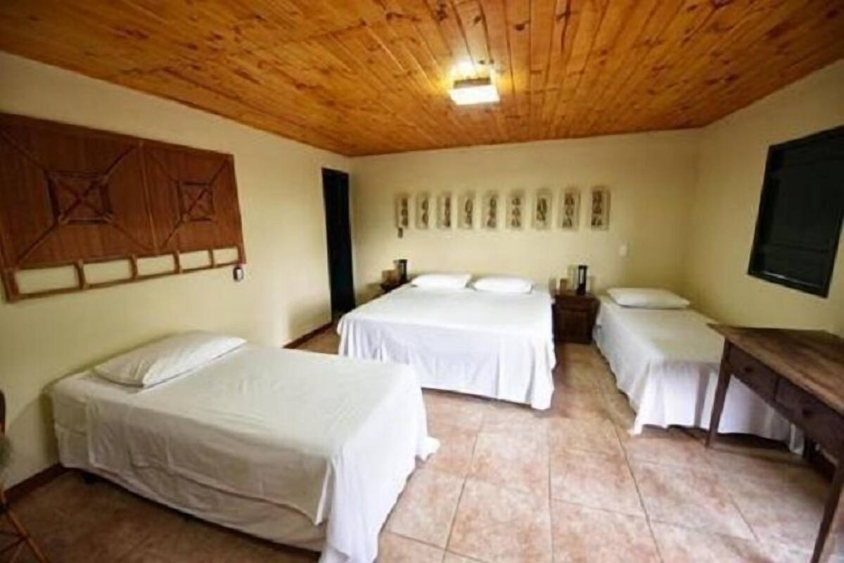 Habitación cuádruple | Minibar, tabla de planchar con plancha, cunas gratuitas y wifi gratis