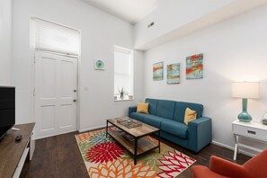 Traditional Apartment, 1 Bedroom, Non Smoking, Kitchen | Living area