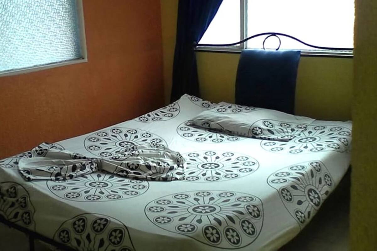 Iron/ironing board, bed sheets