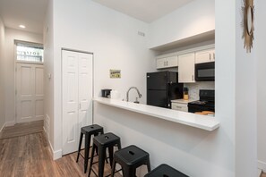 Classic Apartment, 1 Bedroom, Non Smoking, Kitchen | Private kitchen | Full-sized fridge, microwave, oven, stovetop