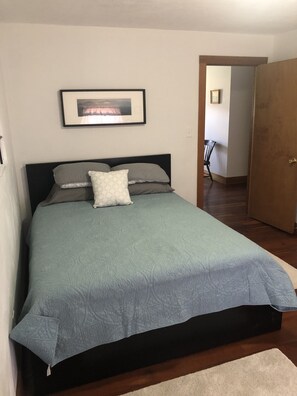 4 bedrooms, travel cot, WiFi, bed sheets - Heart of the Seneca Lake Wine Trail (Burdett)