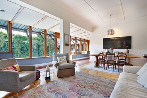 TV, fireplace, books - Relaxed family home and garden (Cape Town)