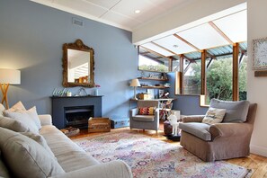 TV, fireplace, books - Relaxed family home and garden (Cape Town)