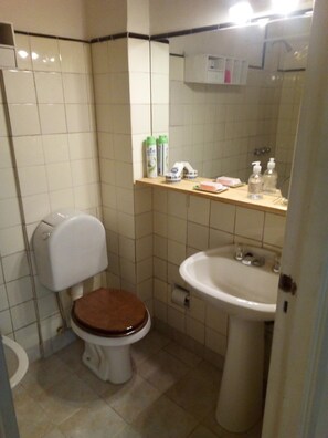 Toallas, jabón, papel higiénico