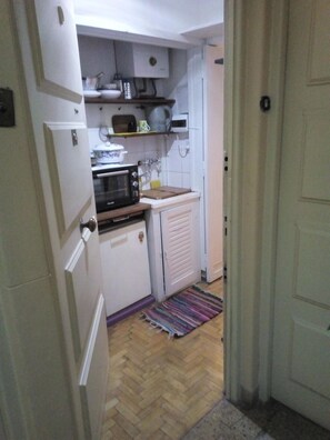 Refrigerador, utensilios de cocina, servilletas de papel