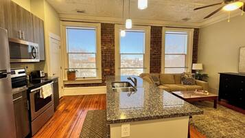 Een koelkast, een magnetron, een oven, een kookplaat