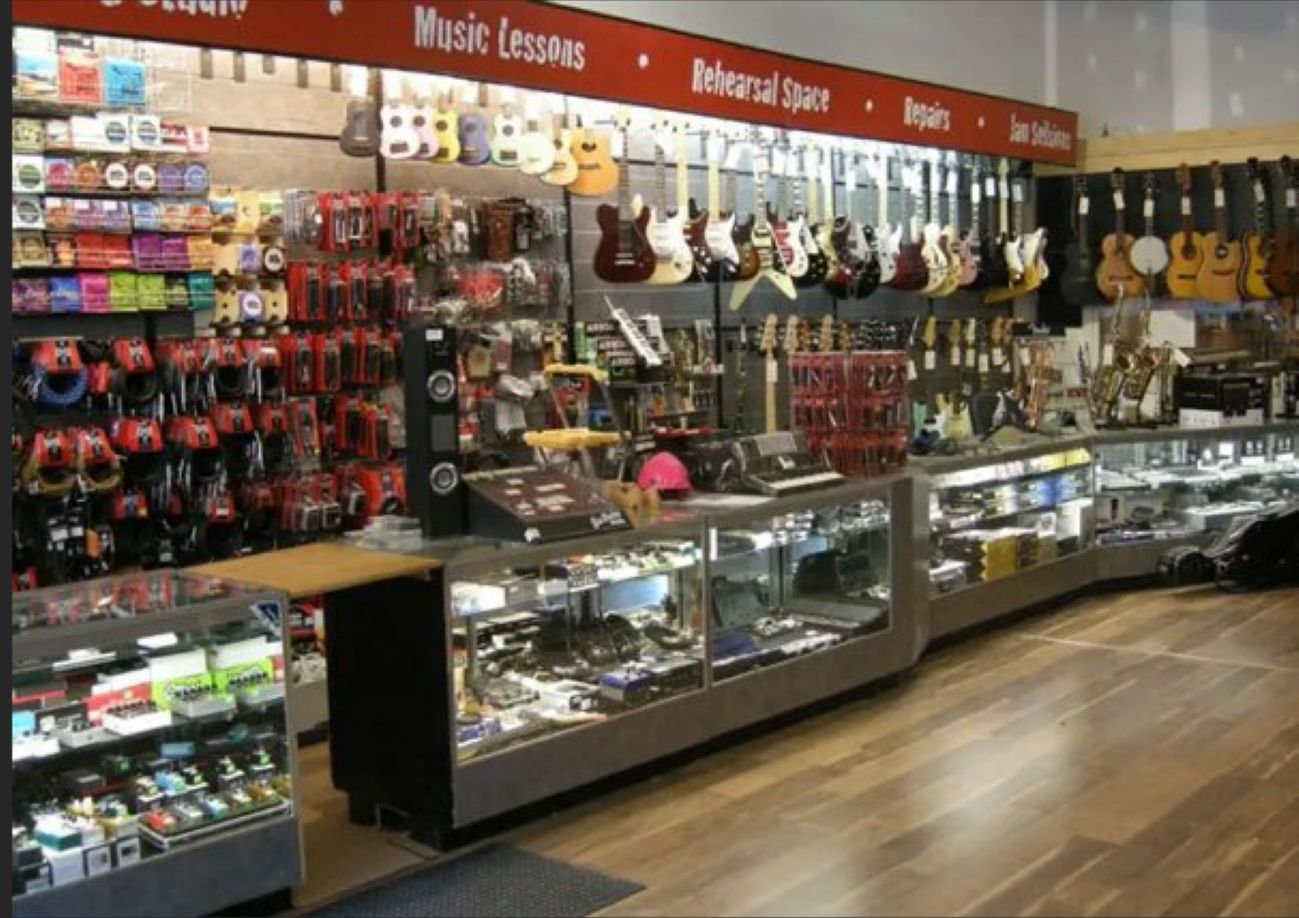 Un magasin où sont exposés divers instruments de musique et accessoires.