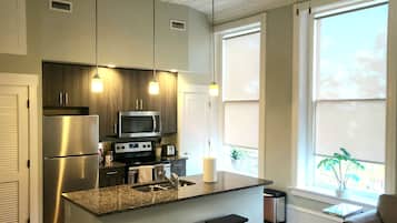 Geladeira, micro-ondas, fogão, cooktop