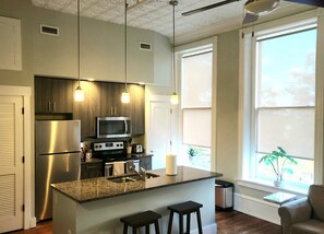 Jääkaappi, mikroaaltouuni, uuni, liesi