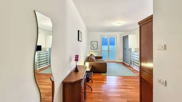 Fernseher, Kamin, DVD-Player