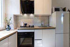 Fridge, microwave, oven, stovetop