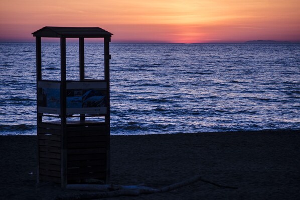A lifeguard tower at sunset with a view of the ocean. - Large apartment in farmhouse with swimming pool. Between the countryside and the sea (Donoratico, Livorno)