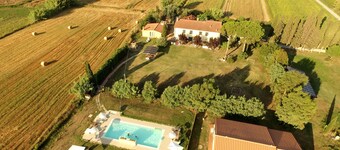 Large apartment in farmhouse with swimming pool. Between the countryside and the sea
