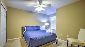 In-room safe, blackout drapes, iron/ironing board, WiFi (free) - Enchanting Vacation Escape (Davenport)