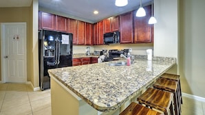 Shared fridge, shared microwave - Enchanting Vacation Escape (Davenport)
