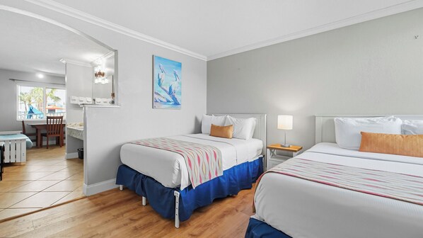 Een hotelkamer met twee bedden, een bureau en een stoel.