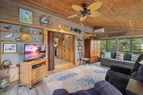 Hook, Wine & Sinker Cottage: Water Views, Kayaks, Bikes & Old Florida Charm